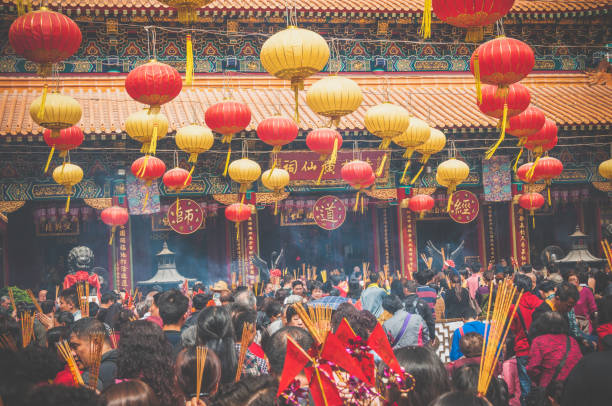 香港、中国 - 2013年2月19日:地元の人々は、ウォンタイシン寺院、香港で旧正月を祝います。