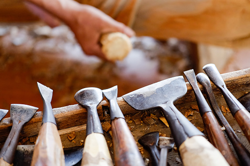 Arte De Madera Equipo Objeto Madera Talla Con Una Gubia En