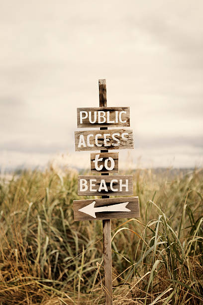 wood sign at the beach - strandbordjes stockfoto's en -beelden