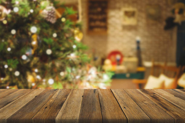 tavolo in legno sopra l'albero di natale con sfondo sfocato decorazione. può essere utilizzato per prodotti di visualizzazione o montaggio. - christmas table foto e immagini stock