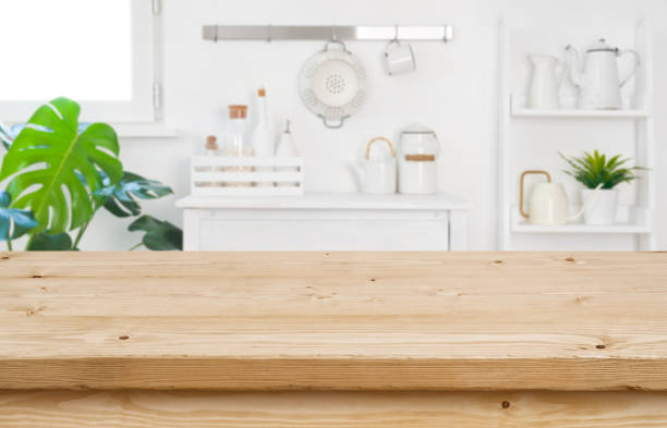 tablero de madera para la visualización del producto sobre fondo de cocina borrosa - kitchen fotografías e imágenes de stock