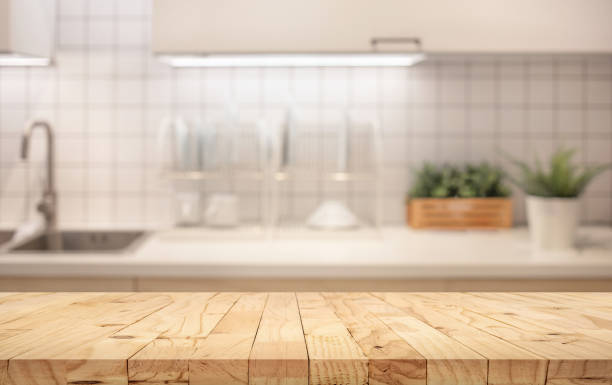 trä bordsskiva på blur kitchen counter (rum) bakgrund. - kitchen bildbanksfoton och bilder