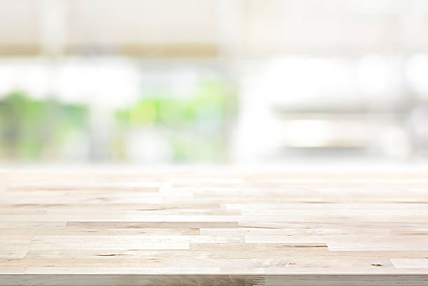 topo de mesa de madeira no fundo da janela da cozinha desfocado - bancada de madeira branca - fotografias e filmes do acervo
