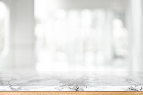 ぼやけたキッチンの背景に木製のテーブルトップ - 大理石 ストックフォトと画像