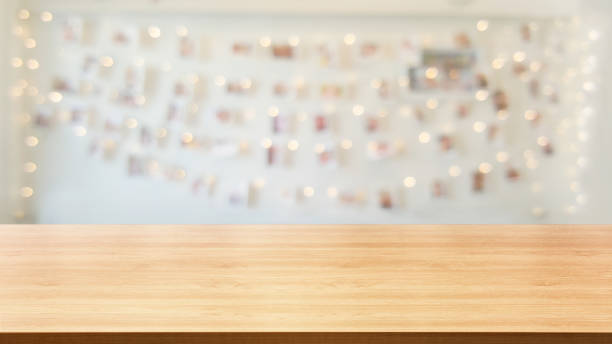 あなたの製品の表示のためのぼかし美しい背景を持つ木製のテーブル。 - wood table ストックフォトと画像