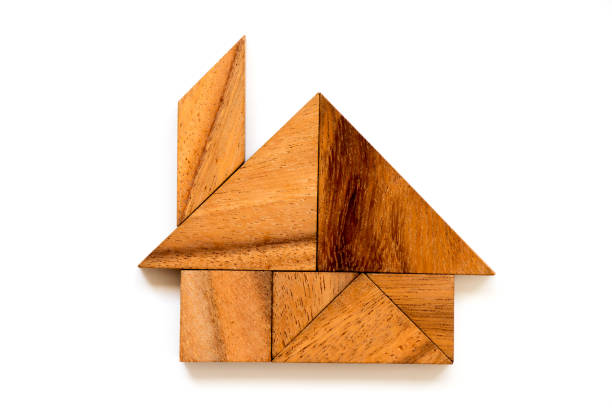 rompecabezas de tangram de madera en forma de casa o casa sobre fondo blanco - tangram casa fotografías e imágenes de stock