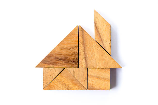 rompecabezas de tangram madera forma casa sobre fondo blanco - tangram casa fotografías e imágenes de stock