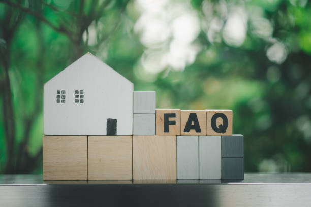 白い家との単語faqの場所と木製のブロック。家の問題に関するfaqの概念。インターネット サイトの手順とルール - 不動産　クエスチョン ストックフォトと画像