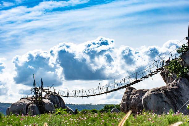 houten brug over de rotsen en een mooie hemel op chaiyaphum in thailand. - chaiyaphum stockfoto's en -beelden