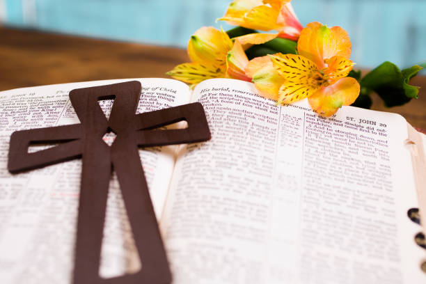 croix en bois se trouve sur la bible ouverte pour le dimanche de pâques. - good friday photos et images de collection