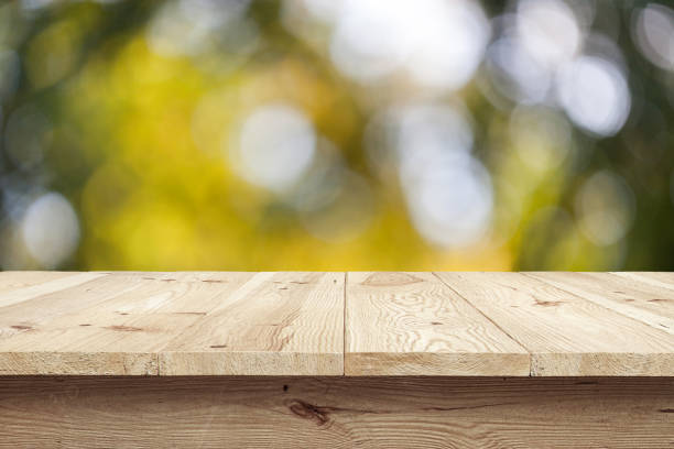 秋の木製デスクは抽象的な自然の背景をぼかす - wood table ストックフォトと画像