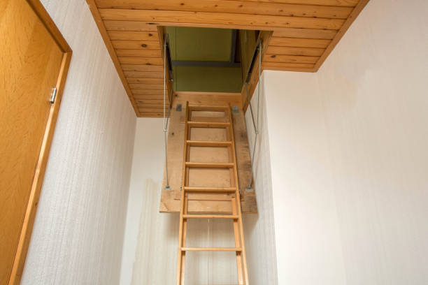 houten opvouwbare ladder naar de zolder, oude lege huis - folding ladders stockfoto's en -beelden
