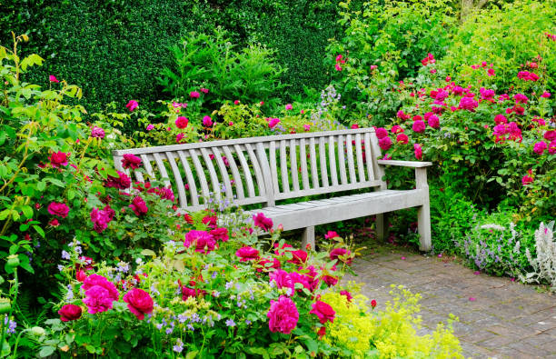 Contes variés du 19 ème siècle pour l`été 2022 – Promenades – Voyages – Vacances, ect - LA VIE CHAMPÊTRE EN ANGLETERRE Wooden-garden-bench-picture-id1257928826?k=6&m=1257928826&s=612x612&w=0&h=26dfhpG_dAW-naynvXUvcyEu7Gr_uPO1NOTcwPGgnaU=