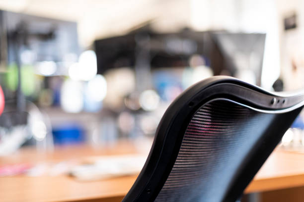 trä hem eller kontors rum i närbild av svart stol och bokeh bakgrund av dator elektronik och tomt utrymme på arbets platsen eller hus - office chair bildbanksfoton och bilder