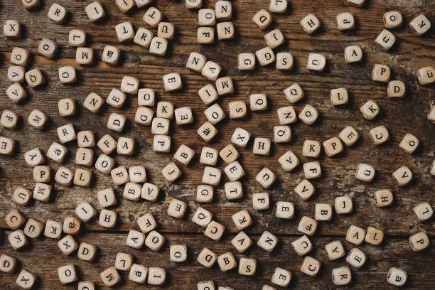 деревянные буквы на столе - слово стоковые фото и изображения
