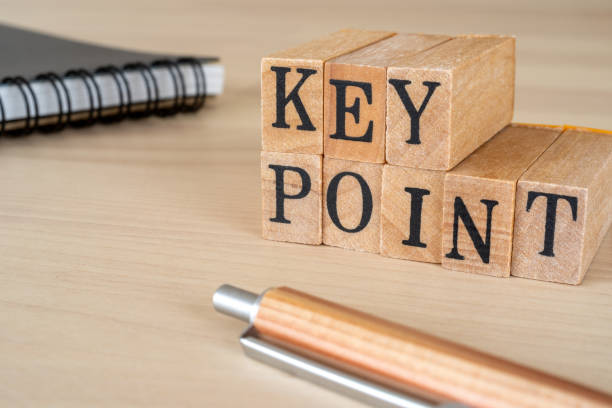 キーポイント;コンセプトの「key point」テキスト、ペン、黒いノートブックを持つ木製の切手。 - ポイント ストックフォトと画像