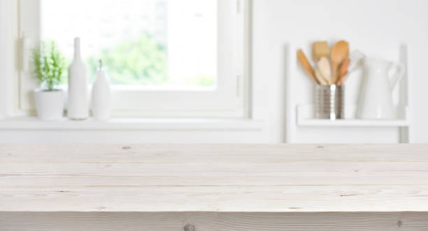 mesa de madeira no fundo desfocado da janela da cozinha e prateleiras - bancada de madeira branca - fotografias e filmes do acervo