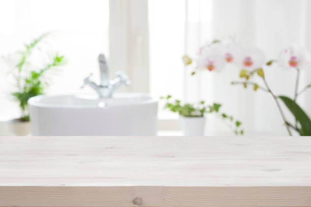 tavolo in legno per la visualizzazione del prodotto su sfondo interno del bagno sfocato - bagno foto e immagini stock