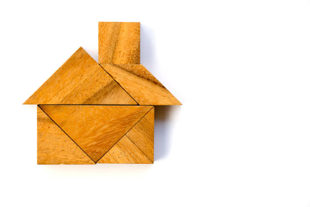 rompecabezas de tangram de madera en forma de casa sobre fondo blanco - tangram casa fotografías e imágenes de stock