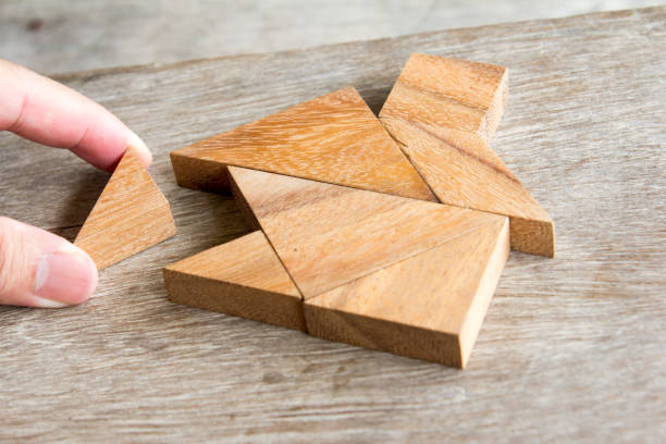 tangram madera rompecabezas espera cumplir con forma de casa para construir concepto de vida feliz inicio de sueño - tangram casa fotografías e imágenes de stock