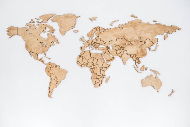 白色牆上的木制世界地圖。地理概念。旅行背景。物流和運輸, 全球業務。所有的大陸。歐洲、美洲、澳大利亞和亞洲。 - 國境 插圖 個照片及圖片檔