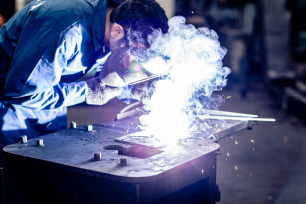 工人焊接金屬工作在鋼鐵重工業製造。 - labor day 個照片及圖片檔