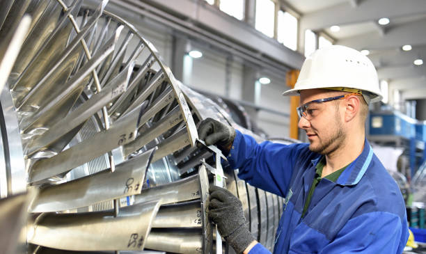 arbeitnehmer, die herstellung von dampfturbinen in einem industriebetrieb - maschinenbau stock-fotos und bilder