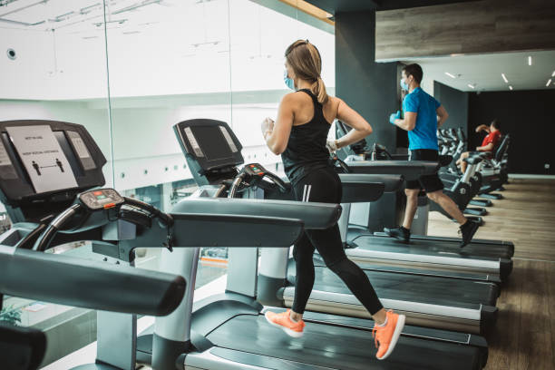 berolahraga di gym setelah pandemi - treadmill potret stok, foto, & gambar bebas royalti
