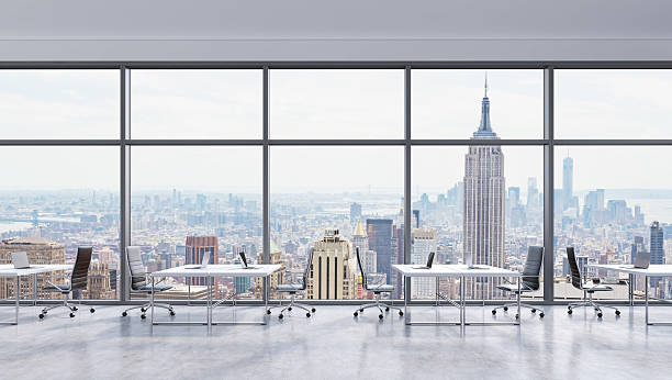 arbeitsplätze in einem modernen büro, panoramablick auf new york city - stadtansicht stock-fotos und bilder