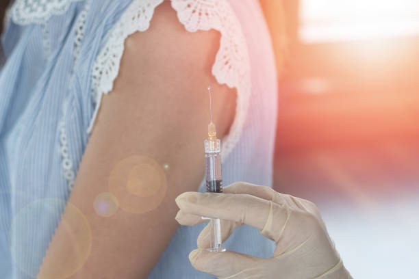 세계 예방접종 주간 및 국제 hpv 인식의 날 개념. 인플루엔자 또는 독감 예방 접종을 한 여성 또는 간호사 또는 의료진에의 한 주사기로 hpv 방지. - polio 뉴스 사진 이미지
