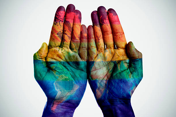 mapa e a bandeira do arco-íris, nas mãos - homofobia - fotografias e filmes do acervo
