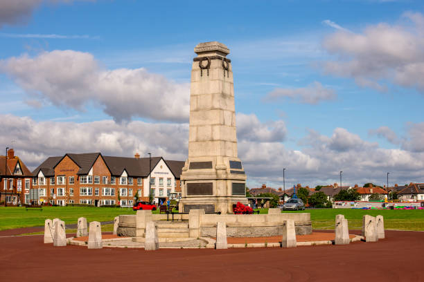 world war ii memorial in whitley bay strand in de buurt van newcastle, engeland, groot-brittannië - newcastle united stockfoto's en -beelden