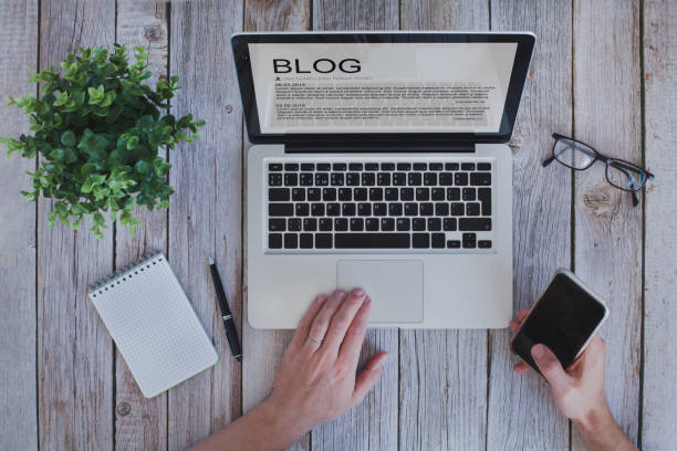 ブログを書く、ブロガーインフルエンサーは、画面上のテキストを読む - ブログ ストックフォトと画像