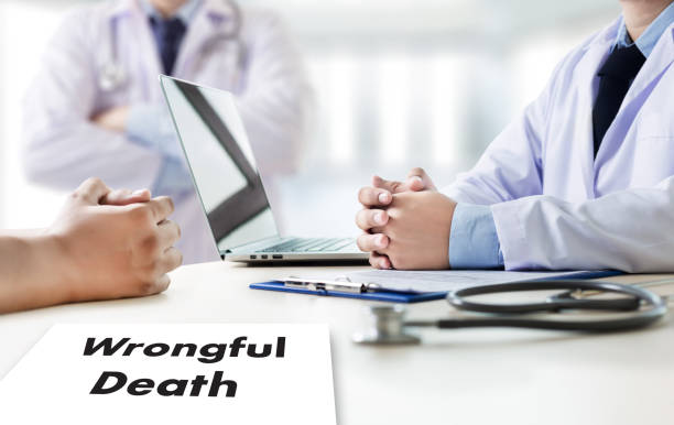 onrechtmatige dood arts praten en patiënt medisch werken op kantoor - dood fysieke beschrijving stockfoto's en -beelden