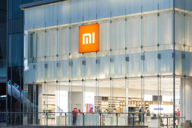 xiaomi store in China NanJing,JiangSu/China-November 06 2018：Customers experience xiaomi products in the xiaomi  store on a rainy night istock images stock pictures, royalty-free photos & images
