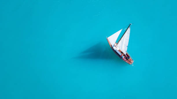 yacht på vattenytan från ovanifrån. turkost vatten bakgrund från ovanifrån. sommaren marinmålning från luften. resor koncept och idé - segelbåt bildbanksfoton och bilder