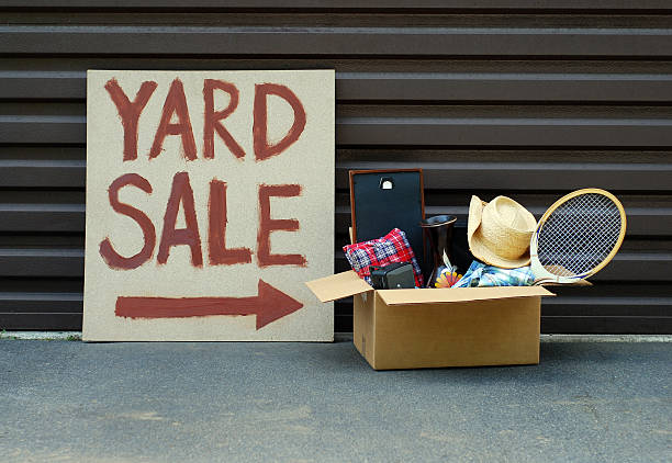Yard Sale A yard sale sign with a box of sale items at a residential home.  Signs and stuff lightbox second hand sale stock pictures, royalty-free photos & images