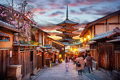 夕暮れ時の八坂の仏塔、京都、日本