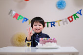 3 歳の子供と彼の誕生日ケーキ