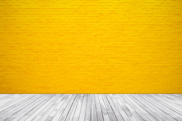 나무 바닥 배경으로 노란 벽돌 벽 텍스처 - 노랑 뉴스 사진 이미지