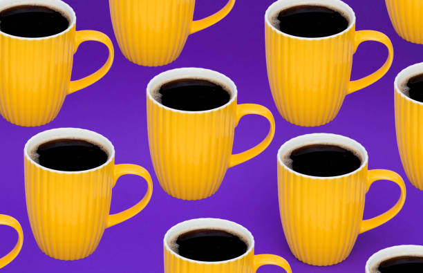tasse de café jaune sur un fond violet à la mode. le concept du mot « happy friday ». - the game photos et images de collection