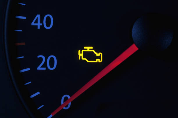 amarillo motor comprobar el icono del motor en el tablero del coche, fondo negro - equipo de iluminación fotografías e imágenes de stock