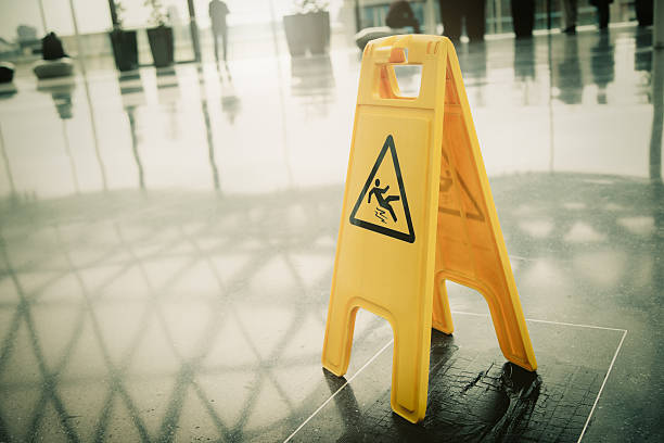 yellow slippery warning sign - glad stockfoto's en -beelden
