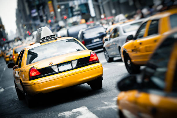 taxi giallo a new york - taxi foto e immagini stock