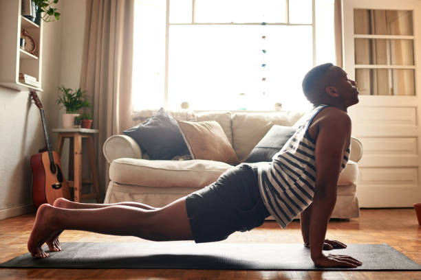 yoga is voor iedereen - yoga stockfoto's en -beelden