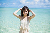 グアムのビーチを楽しむ若い女性タノワカジョセイ