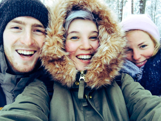 jonge volwassenen een selfie nemen in tempere, finland - finland stockfoto's en -beelden