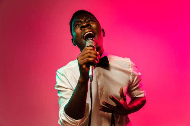 jonge afrikaans-amerikaanse jazzmusicus die een lied zingt - artiest stockfoto's en -beelden