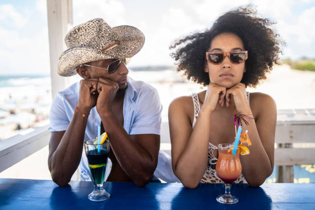 ungt afropar som har argument i sin semester på stranden - boring date bildbanksfoton och bilder