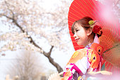 若いアジアの女の子は、着物 (日本の伝統的な服) を着ています。